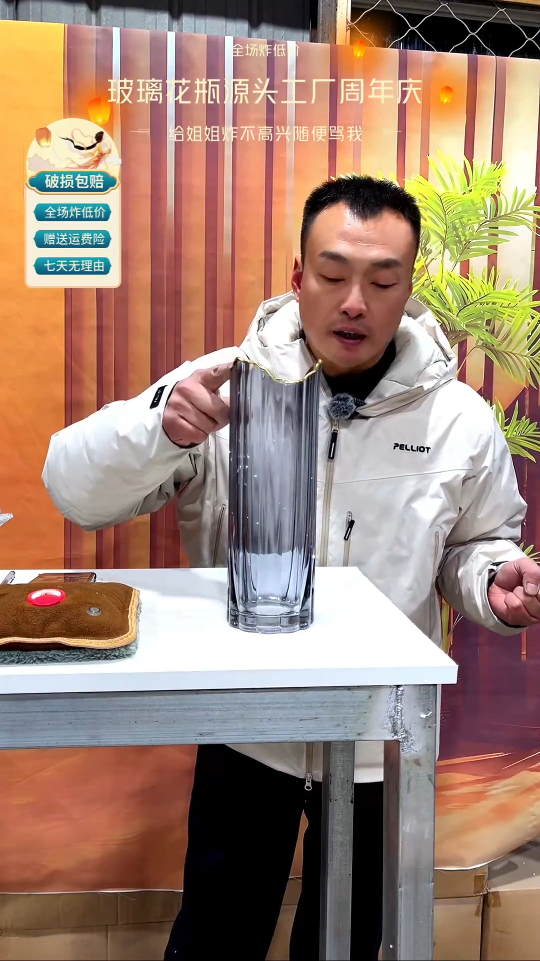 【闪购商品】玻璃048烟灰色竖条纹描金口花瓶30高