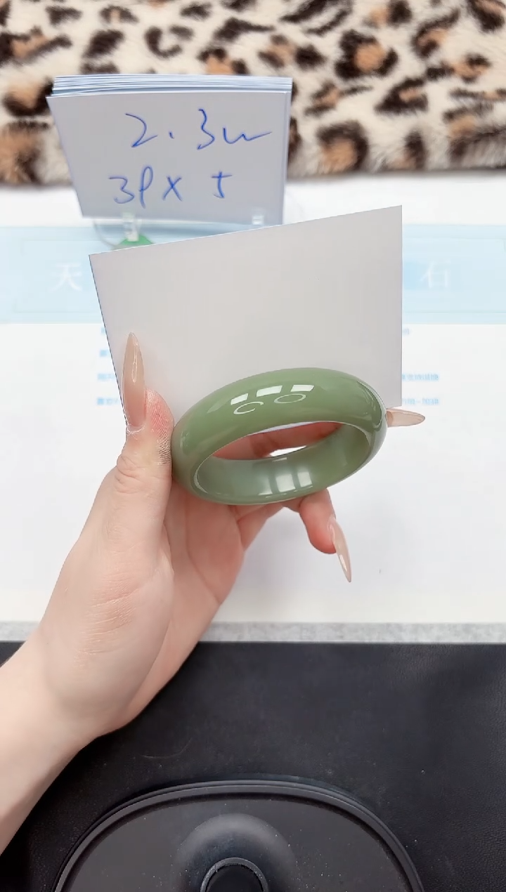 【闪购商品】石英质玉手镯未镶嵌270-52