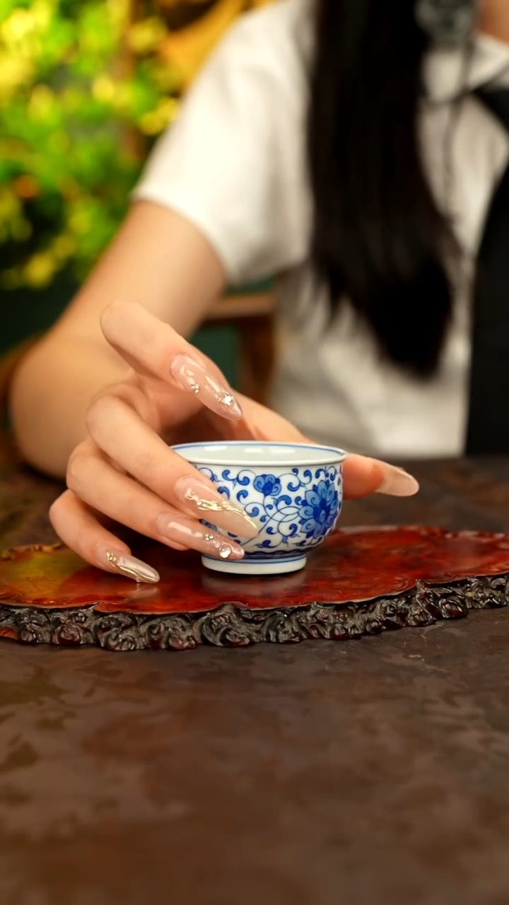 青花手绘缠枝莲主人杯