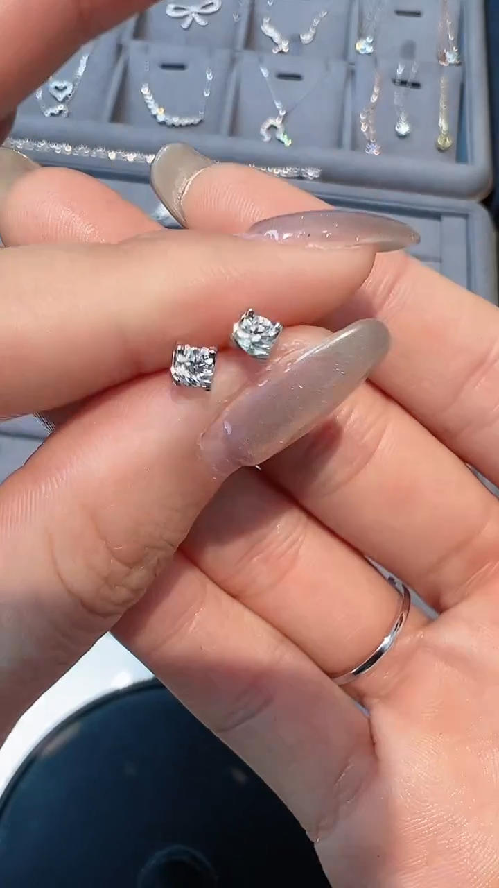 【闪购商品】钻石耳饰18K金镶嵌耳钉