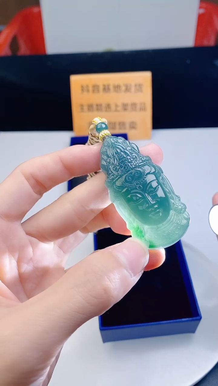 颈饰未镶嵌翡翠  
