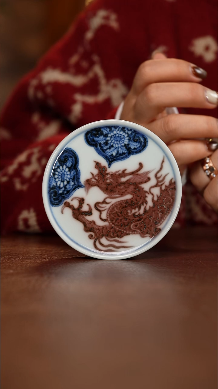 青花釉里红穿花龙盖置