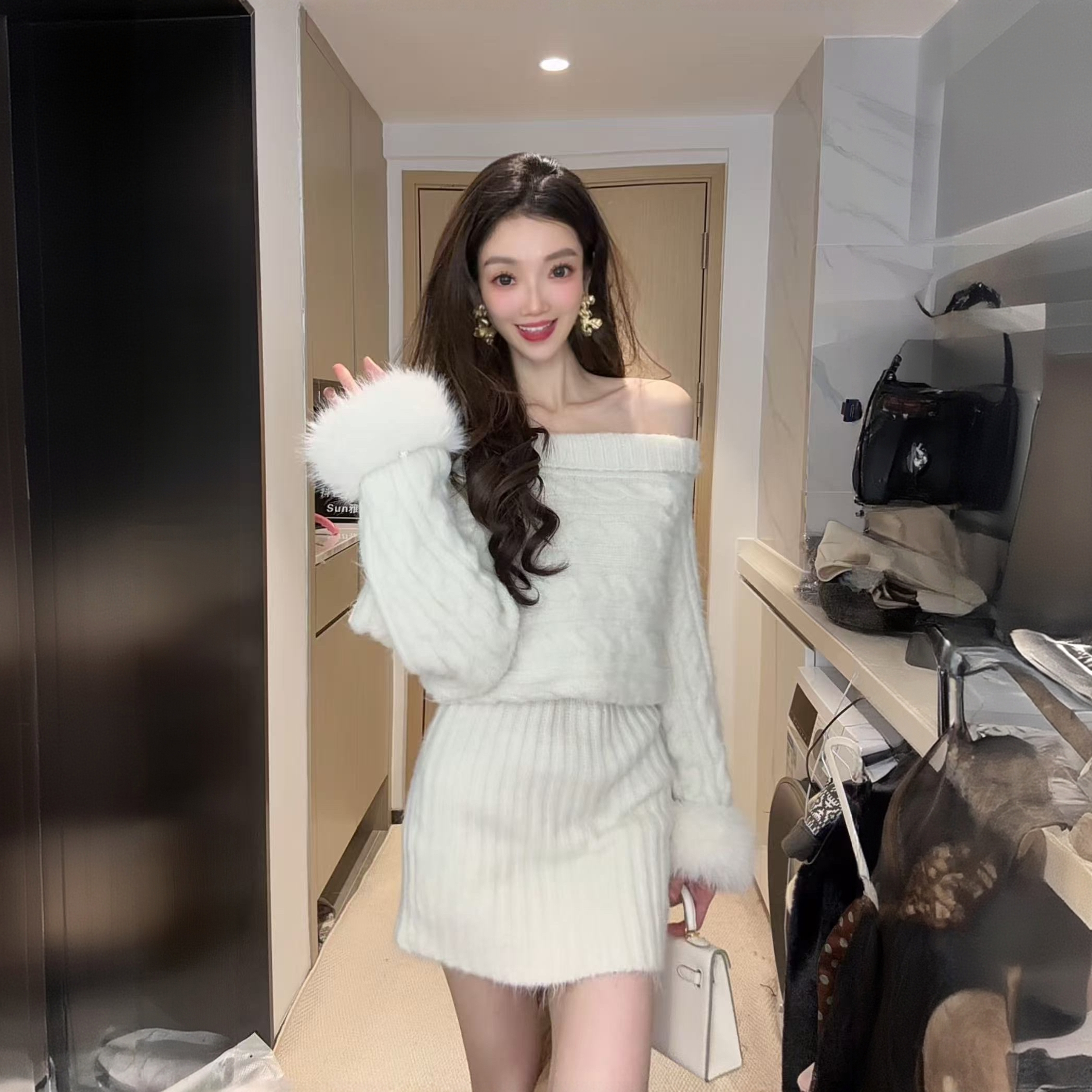 原创版一字领露肩毛毛袖针织连衣显瘦包臀裙女时尚气质2026春秋冬