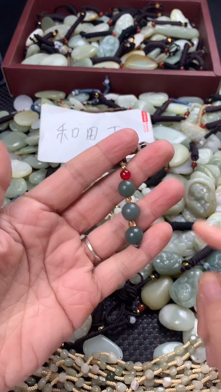 颈饰未镶嵌和田玉（多样性发一件）没有证书有瑕