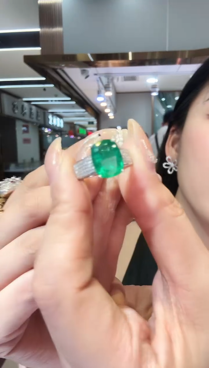 18K金镶嵌戒指祖母绿3.50ct