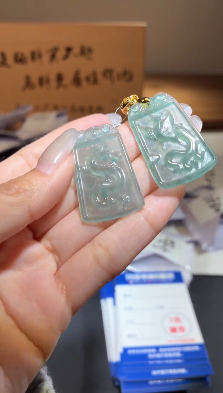 吊坠(不含链)未镶嵌翡翠龙凤牌