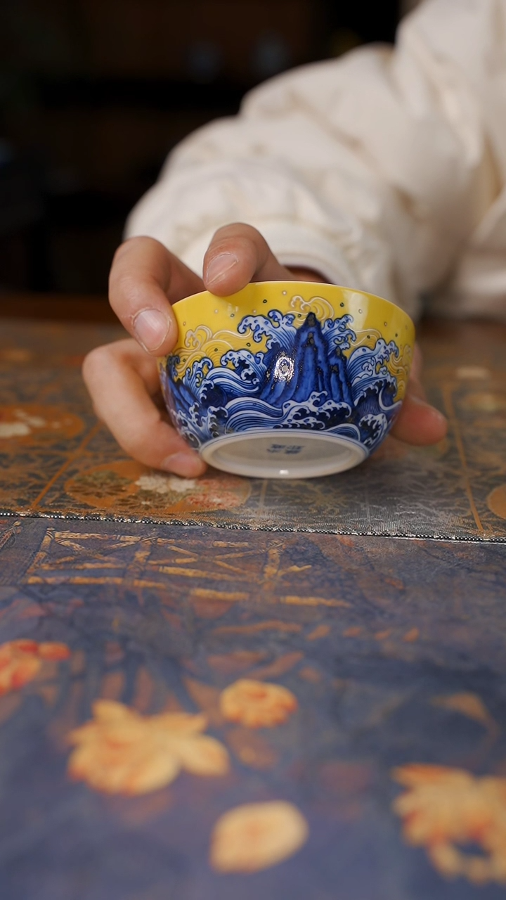 【闪购商品】杯水造江崖海水青花黄釉罗汉杯