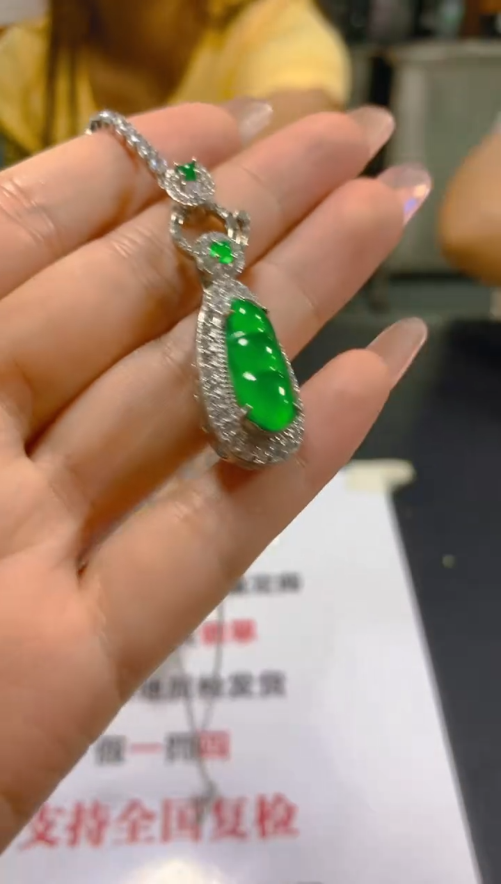 翡翠未镶嵌颈饰多样性发一