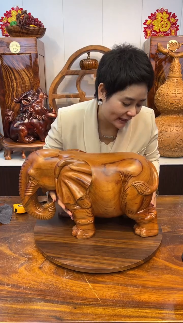 【闪购商品】香樟木创意大象凳子