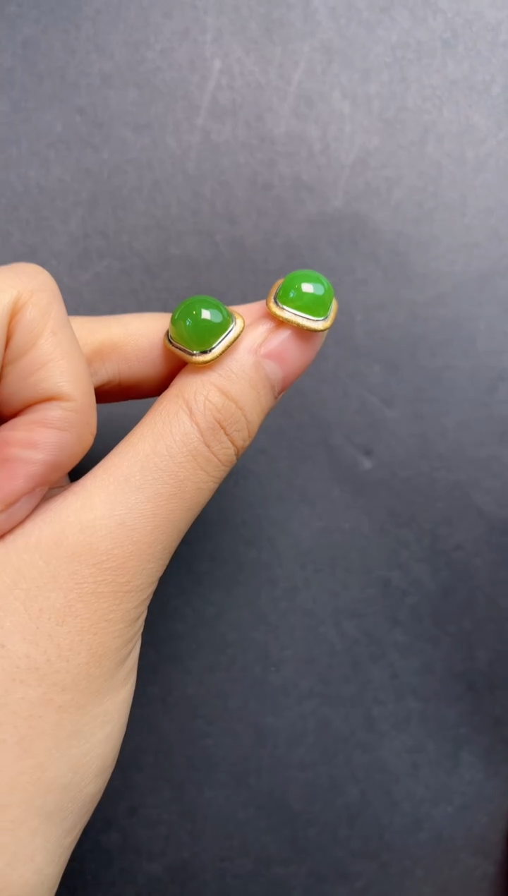 18K金镶嵌和田玉耳钉苹果绿方糖耳钉