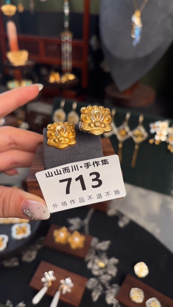无925银713醒狮耳钉终不似金银首饰