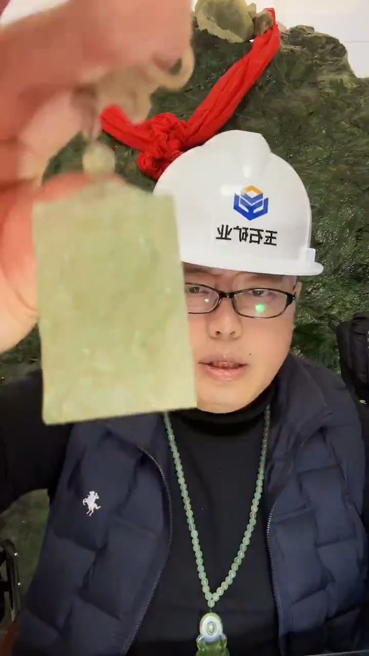 未镶嵌蛇纹石玉颈饰关公