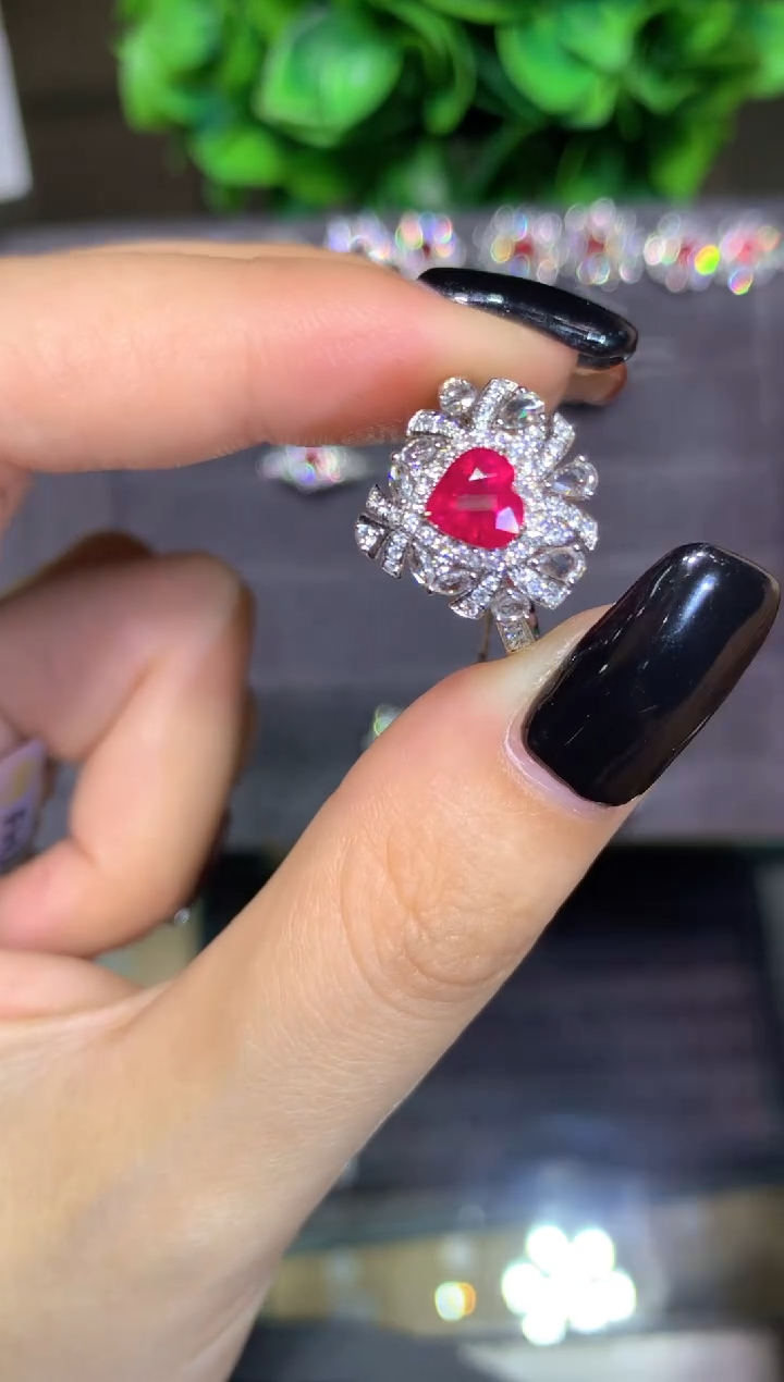 18K金镶嵌戒指红宝石0.81CT