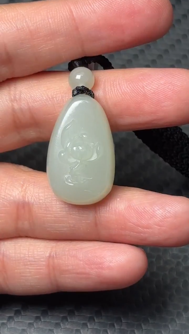 吊坠(赠链)未镶嵌和田玉且末近矿微色差吊坠m