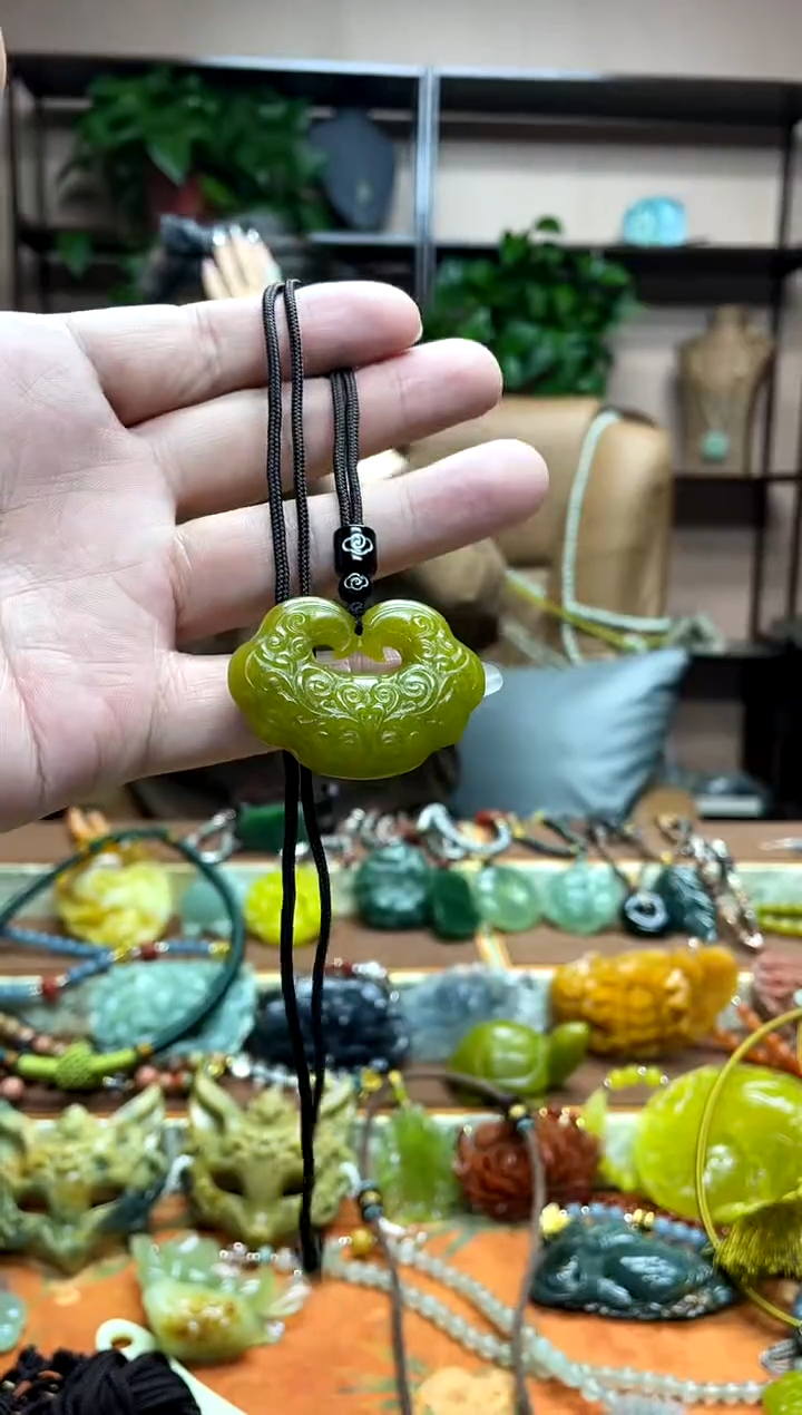 未镶嵌岫玉颈饰·1