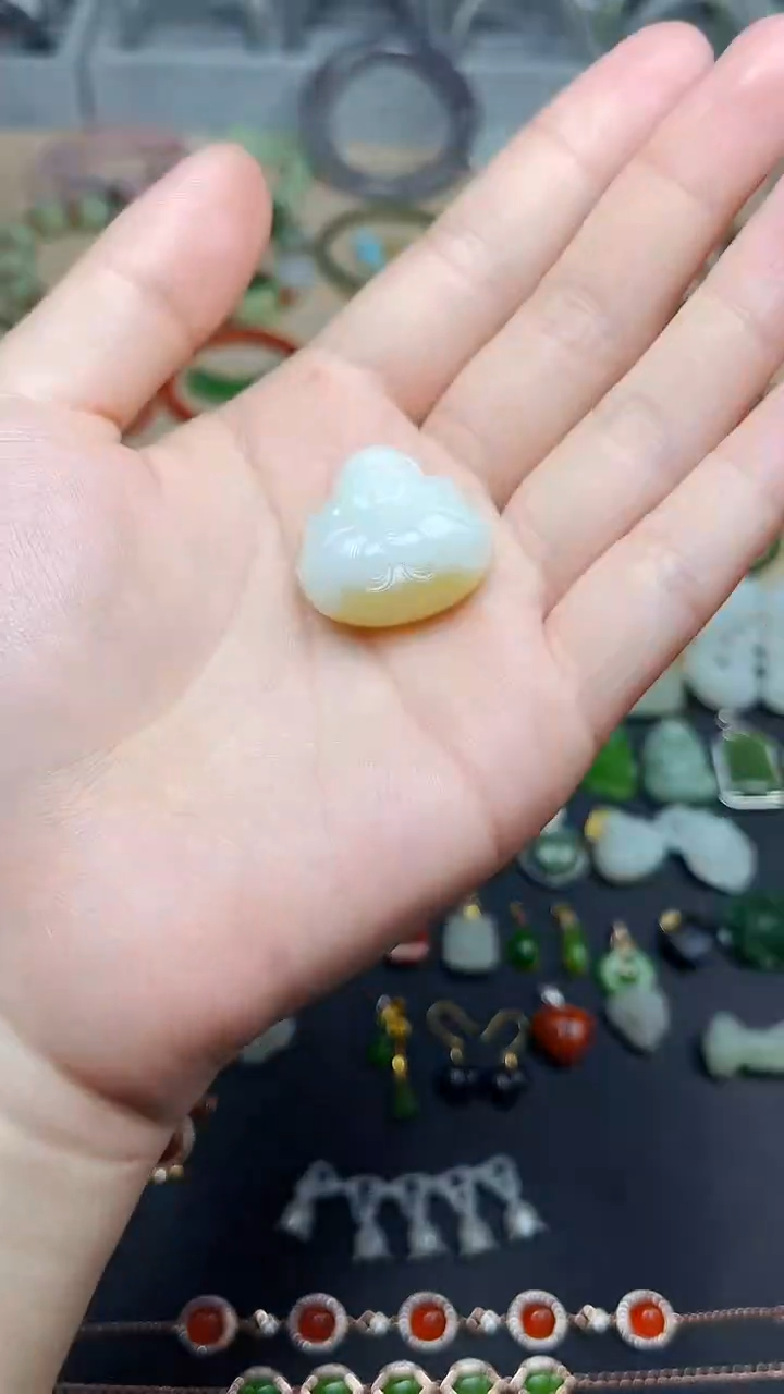 颈饰未镶嵌和田玉抱抱佛  06