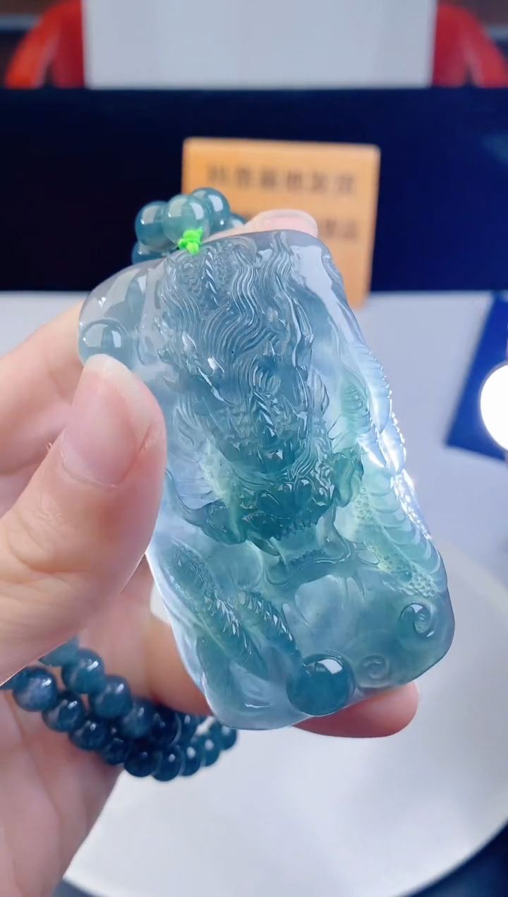 颈饰未镶嵌翡翠   