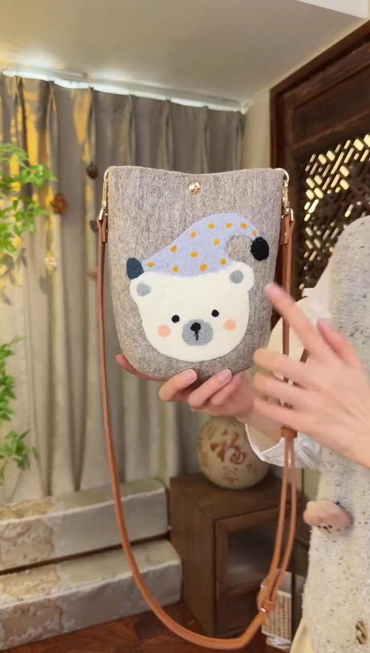 羊毛非遗羊毛毡包 手机包灰小熊
