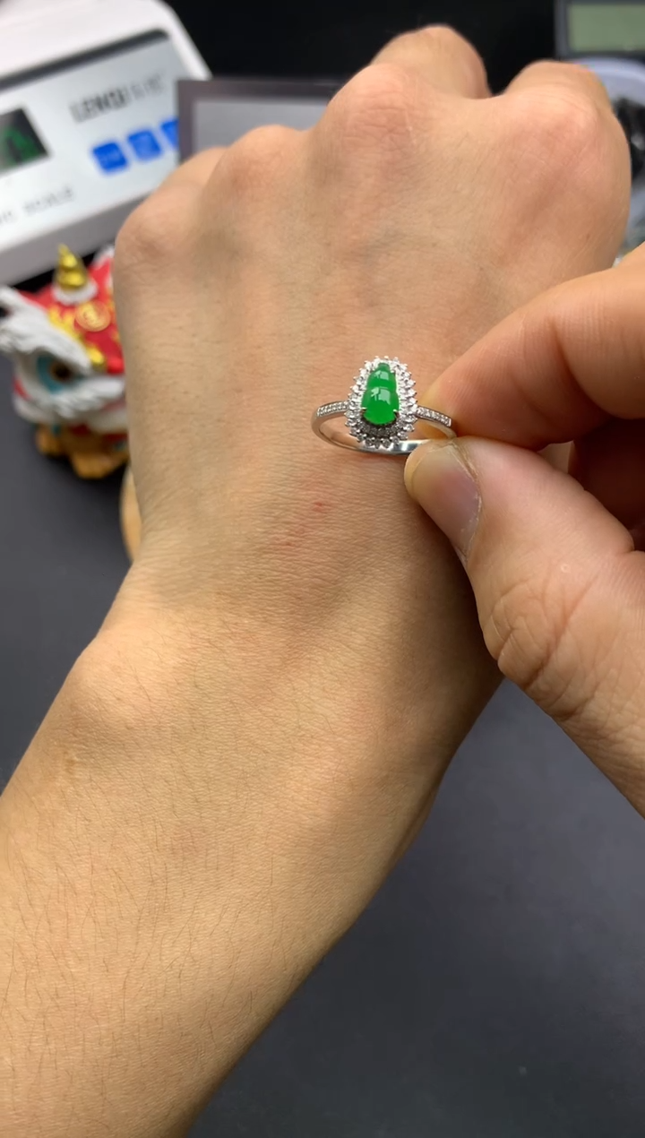 颈饰18K金镶嵌翡翠寄售不退换