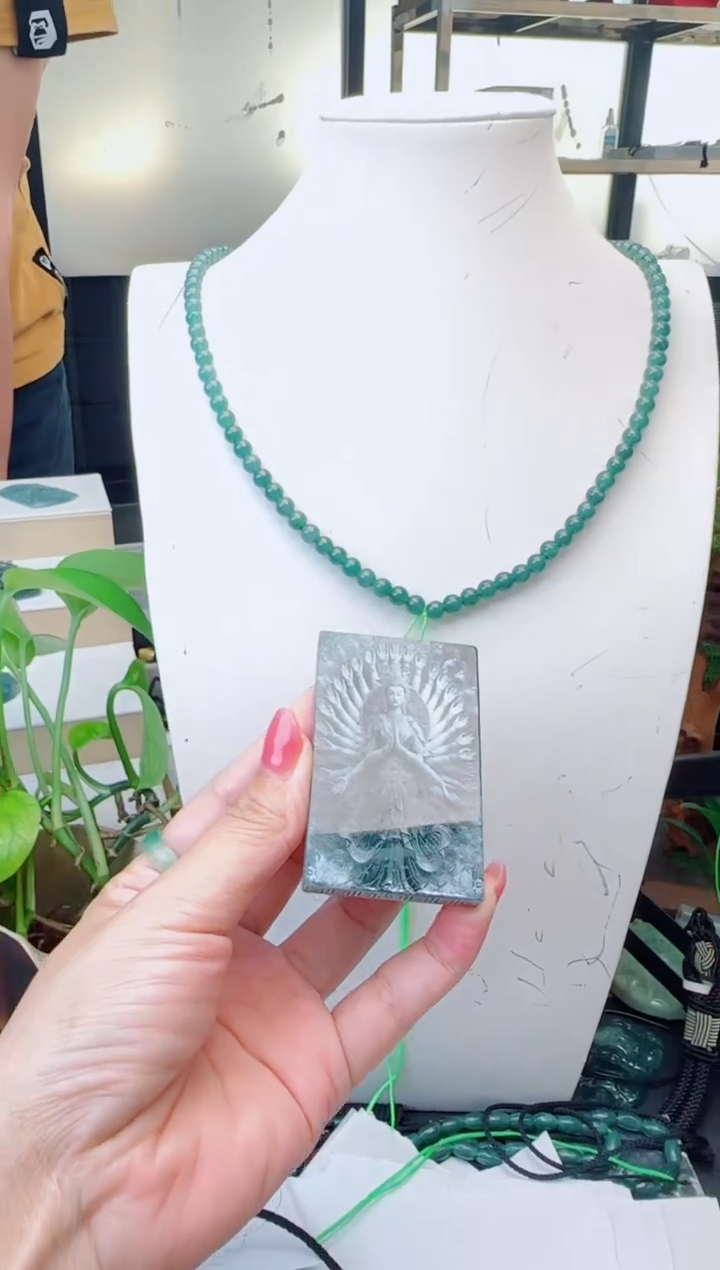 翡翠未镶嵌颈饰多样性发货其中一件