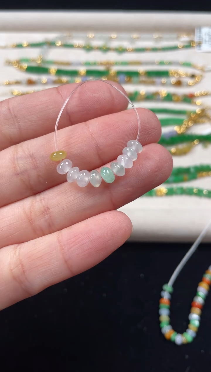 未镶嵌手串翡翠一条  P135