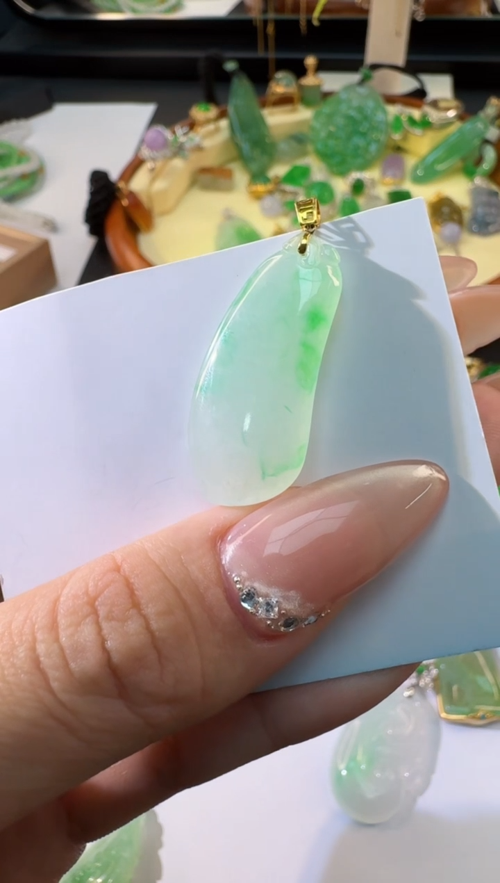 【闪购商品】翡翠颈饰18K金镶嵌缅甸翡翠A货吊坠