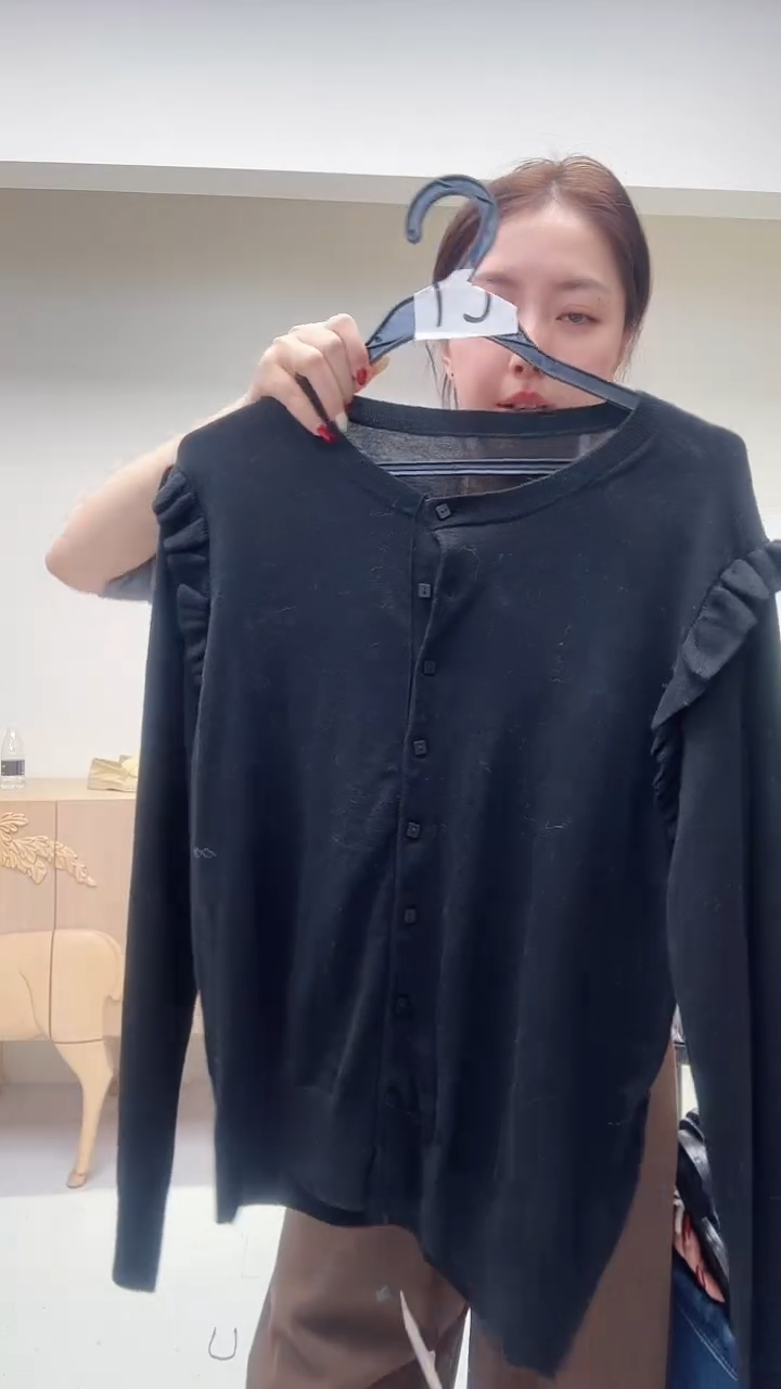 黑色花边袖圆领羊毛开衫