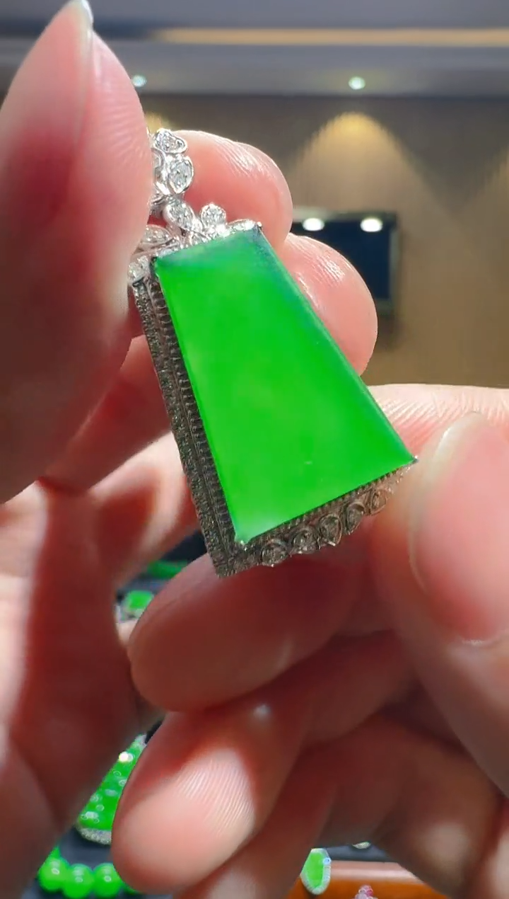 【闪购商品】翡翠吊坠(赠链)18K金镶嵌天然A货翡翠