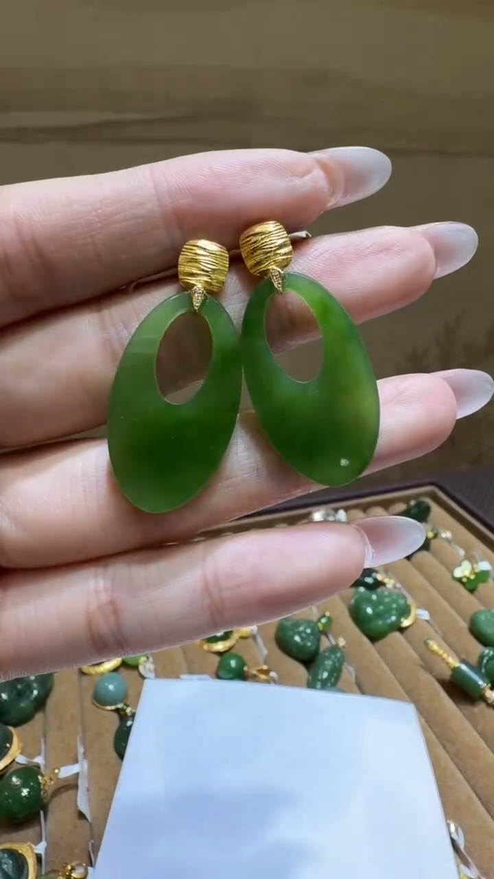 颈饰18K金镶嵌和田玉耳饰一对