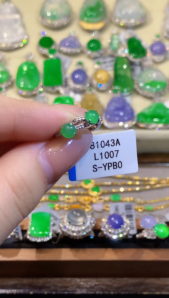 18K金镶嵌翡翠耳饰L多样性发其一