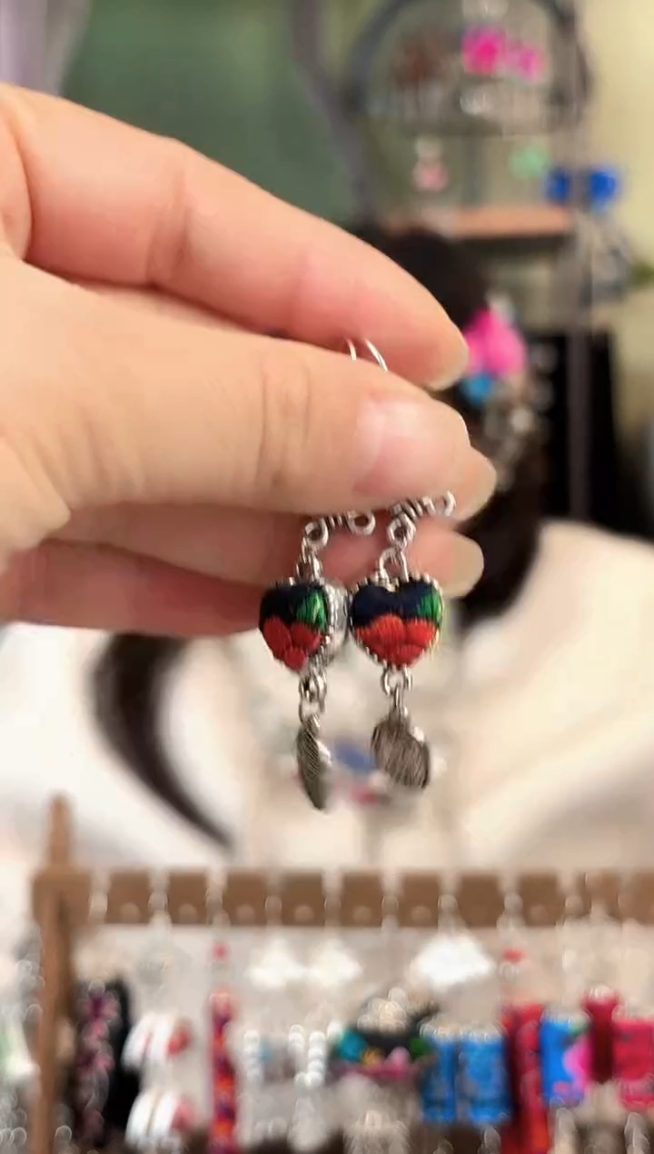 彩云南阁非遗老绣苗银饰品196