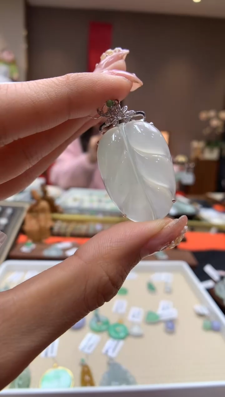 【闪购商品】翡翠颈饰18K金镶嵌叶子