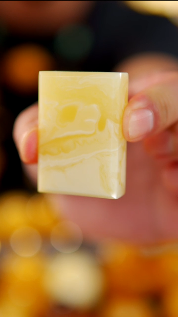 琥珀颈饰未镶嵌乌料子冈牌25.17