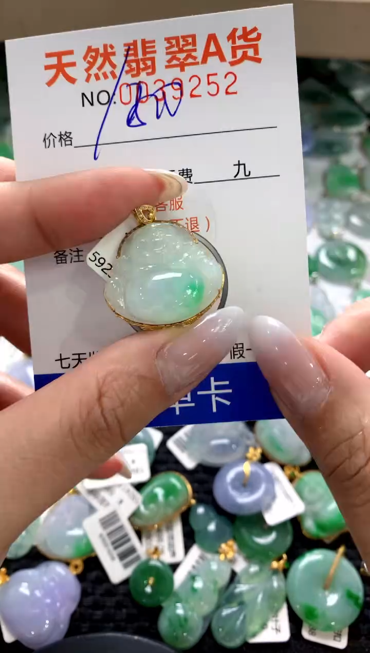 颈饰18K金镶嵌翡翠1111111111111111