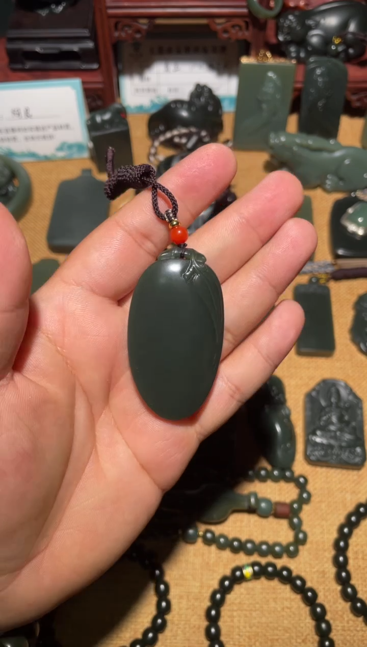 颈饰未镶嵌和田玉（青玉）1