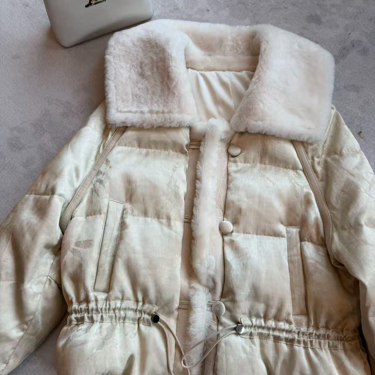 WAN2高定 轻奢中式国风羊皮毛一体鹅绒羽绒服短款缎面皮草外套