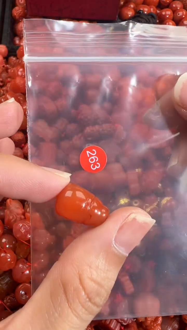 南红玛瑙未镶嵌颈饰1