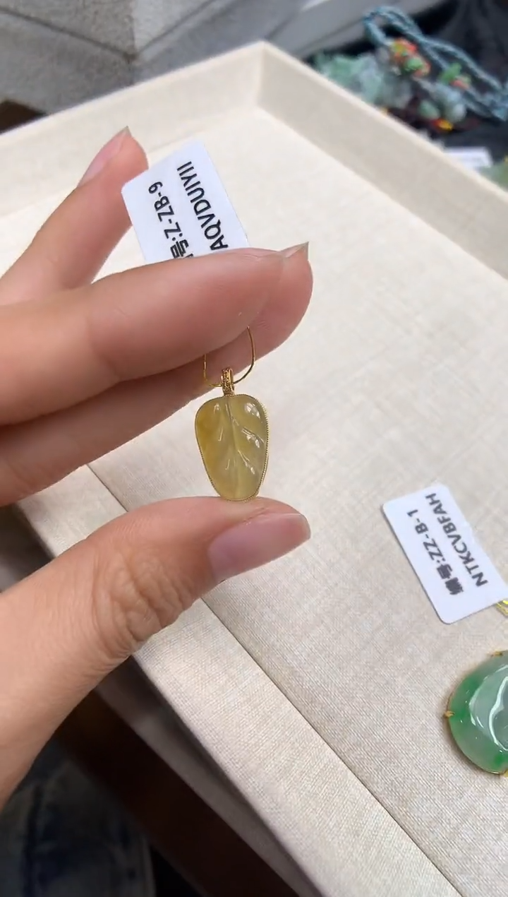 【闪购商品】翡翠颈饰18K金镶嵌叶子