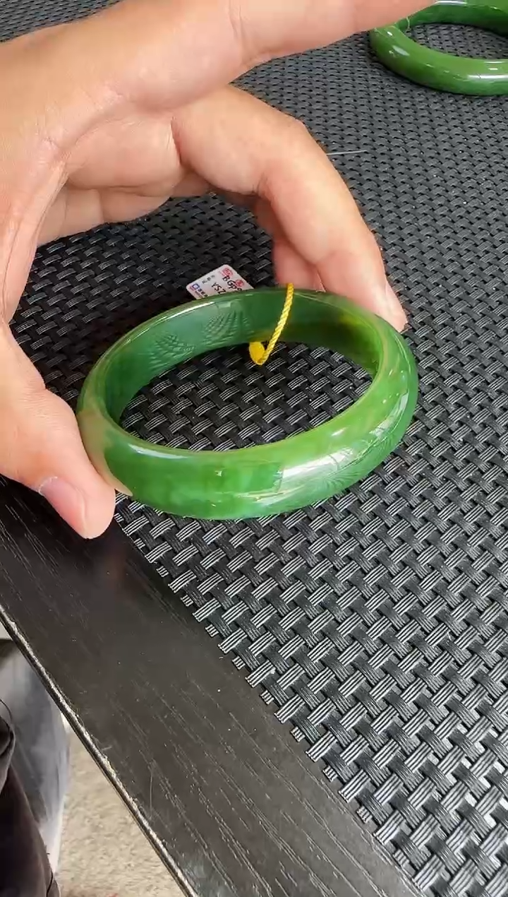 【闪购商品】和田玉手镯未镶嵌俄七白加绿58+圈口