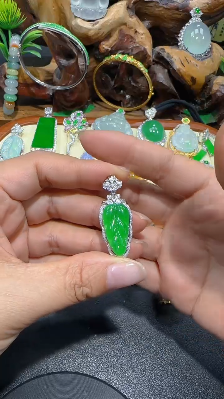 【闪购商品】翡翠吊坠(不含链)18K金镶嵌吊坠