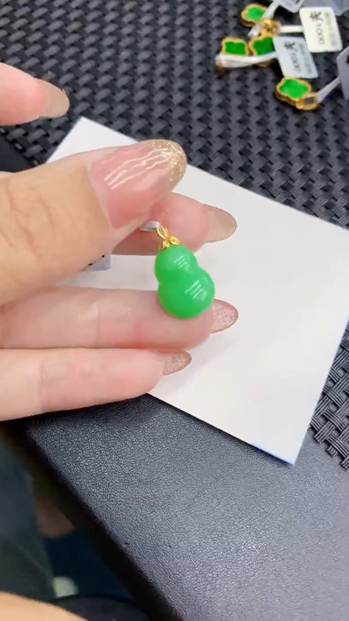 翡翠18K金镶嵌颈饰            8