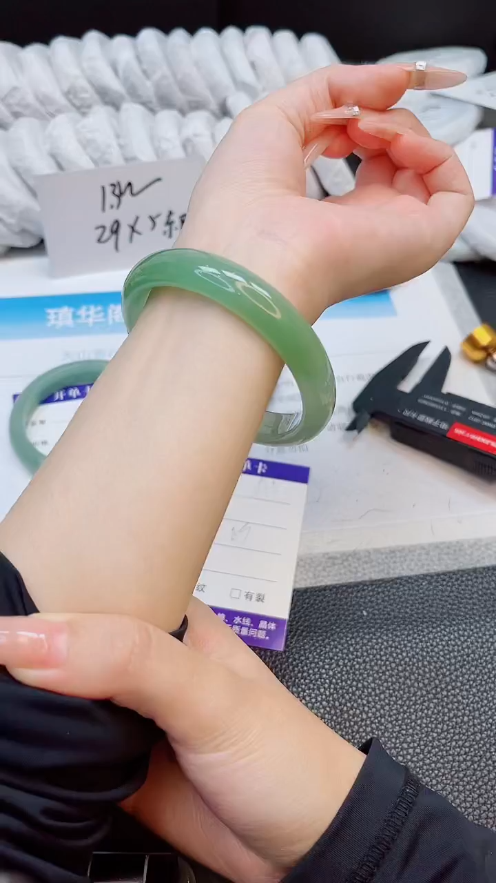 未镶嵌手镯石英质玉133-59