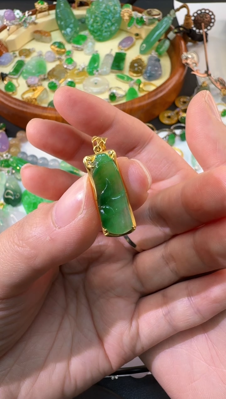 【闪购商品】翡翠颈饰18K金镶嵌缅甸翡翠A货吊坠