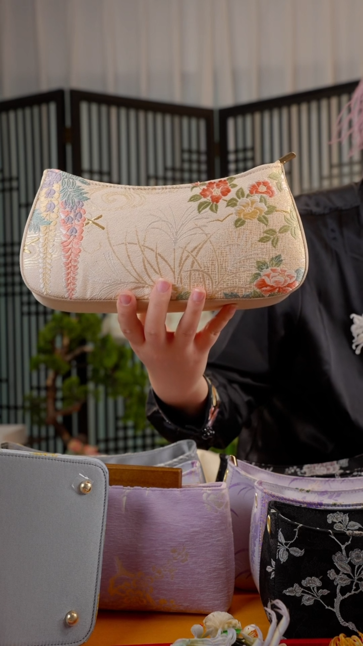 刺绣流**山非遗绒花苏绣饰品