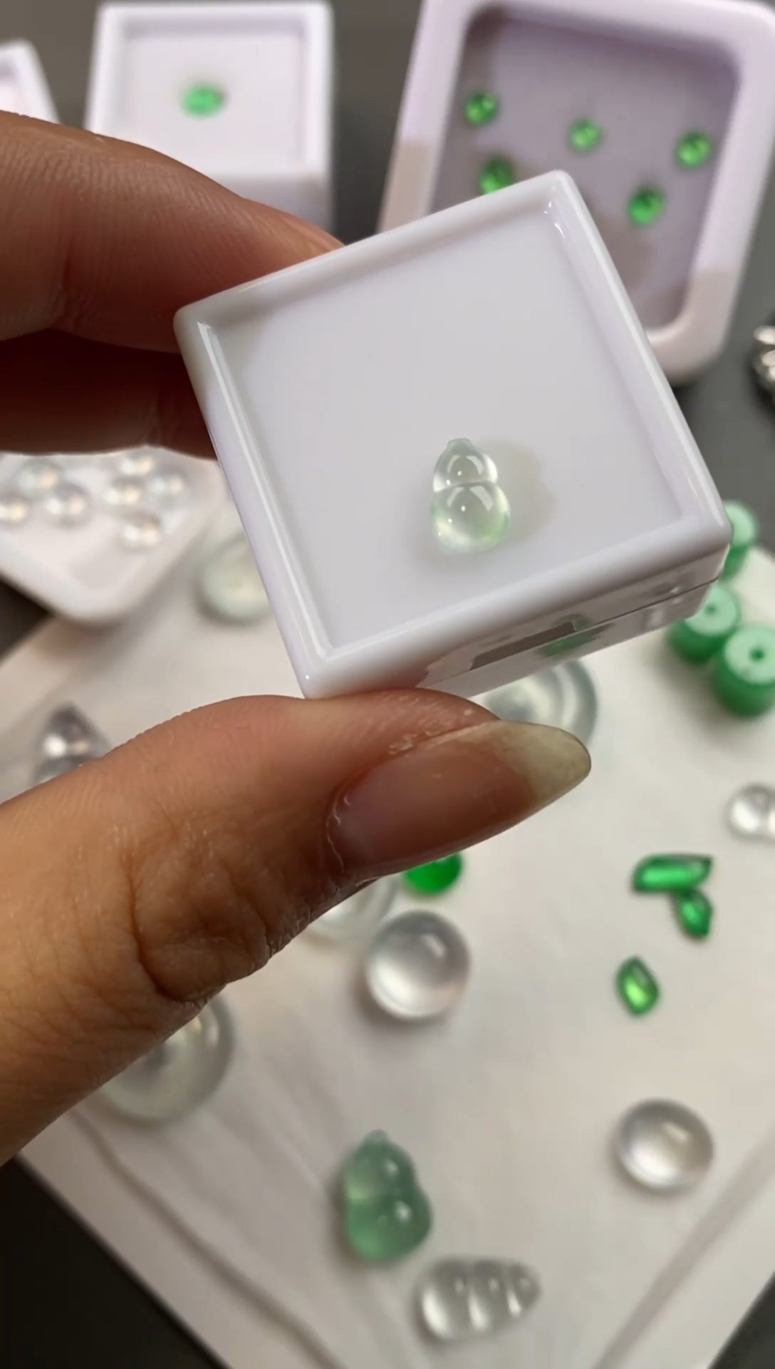 未镶嵌裸石翡翠玻璃种起荧光葫芦