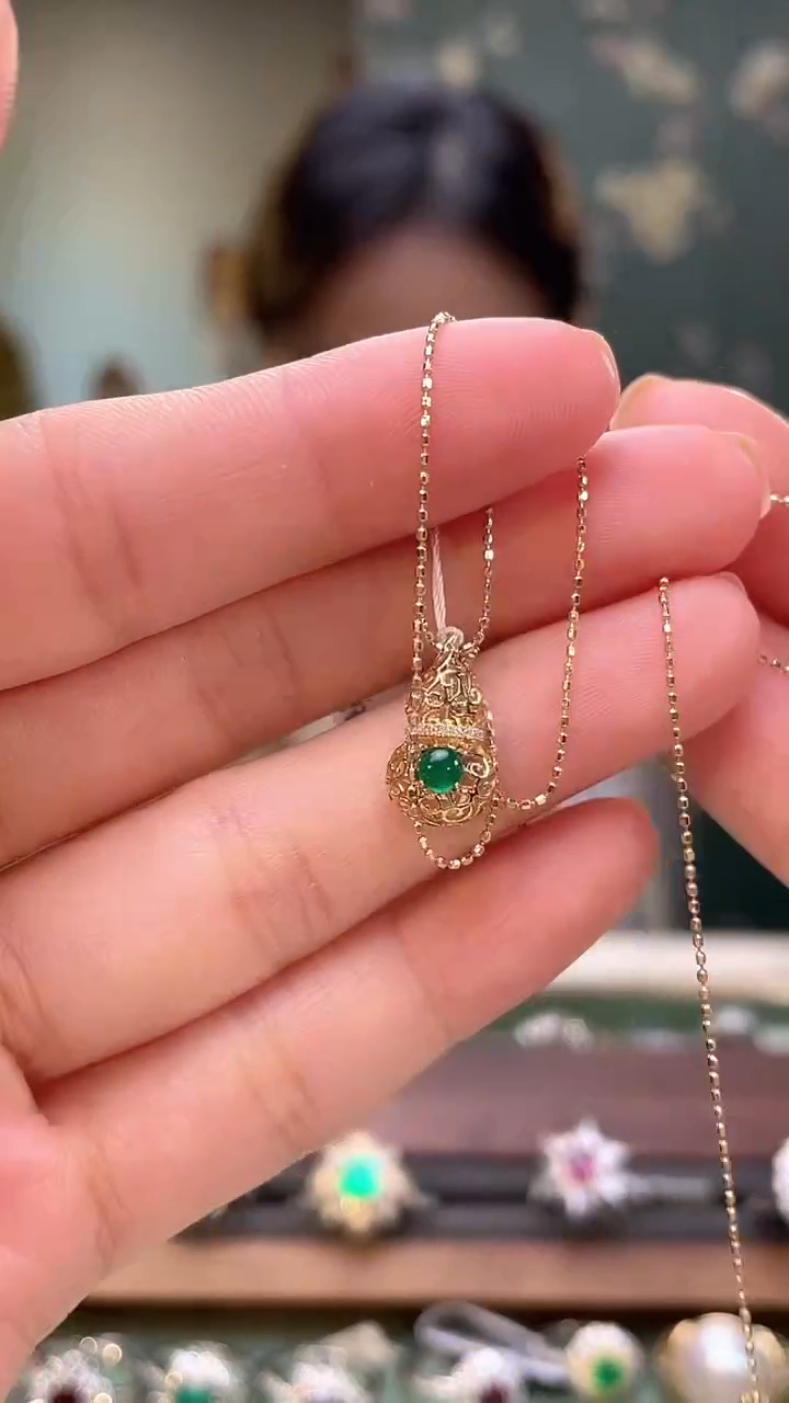 颈饰18K金镶嵌祖母绿阿富汗主石：0.22ct