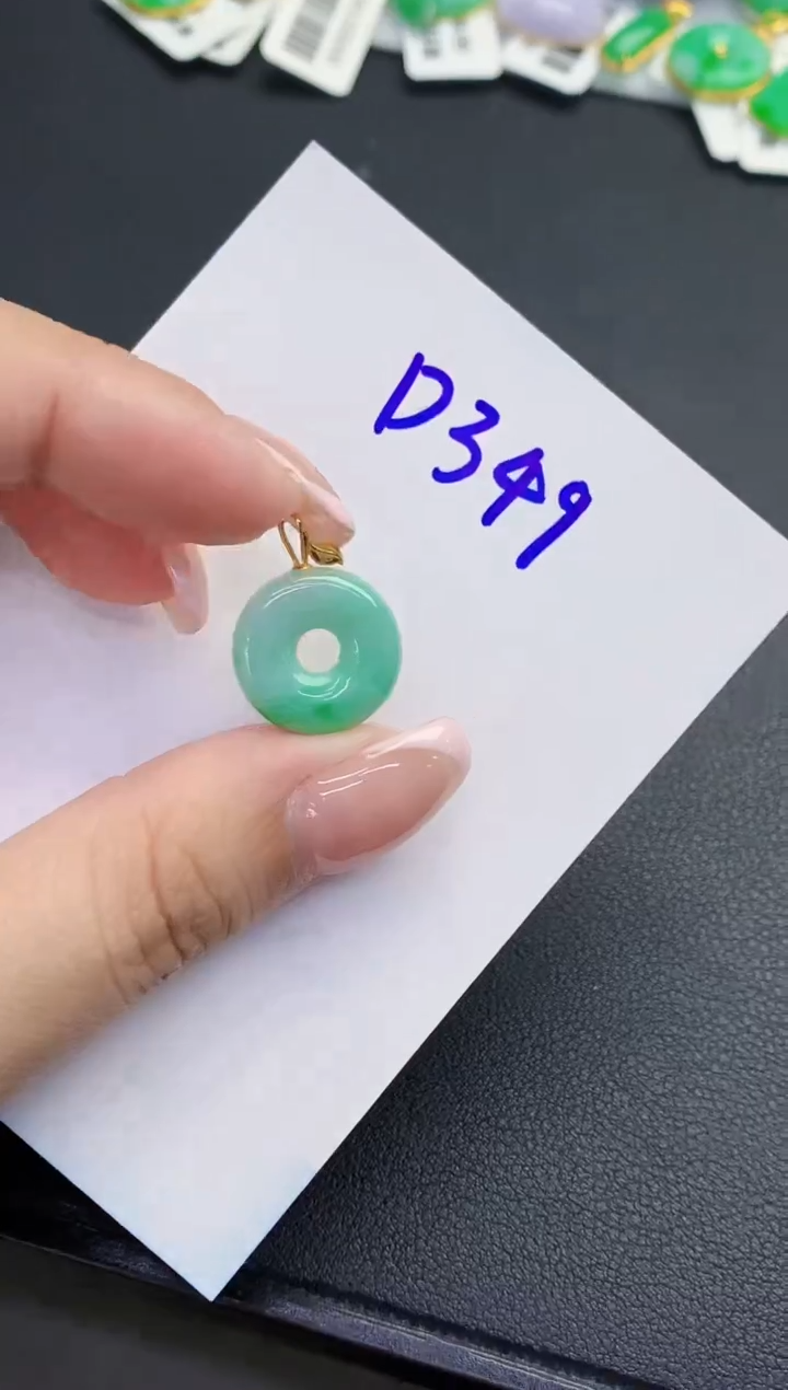 翡翠18K金镶嵌颈饰缅甸天然翡翠A货