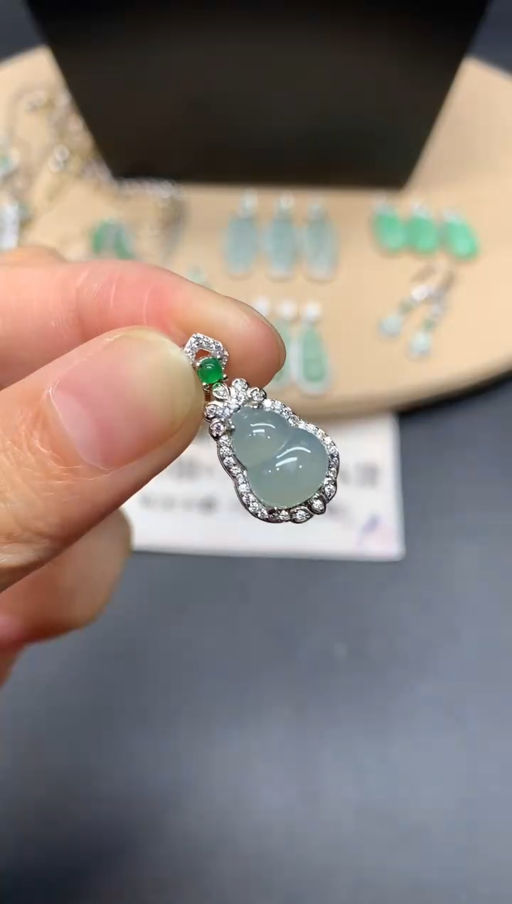 【闪购商品】翡翠吊坠(不含链)银S925镶嵌葫芦【无服务费】