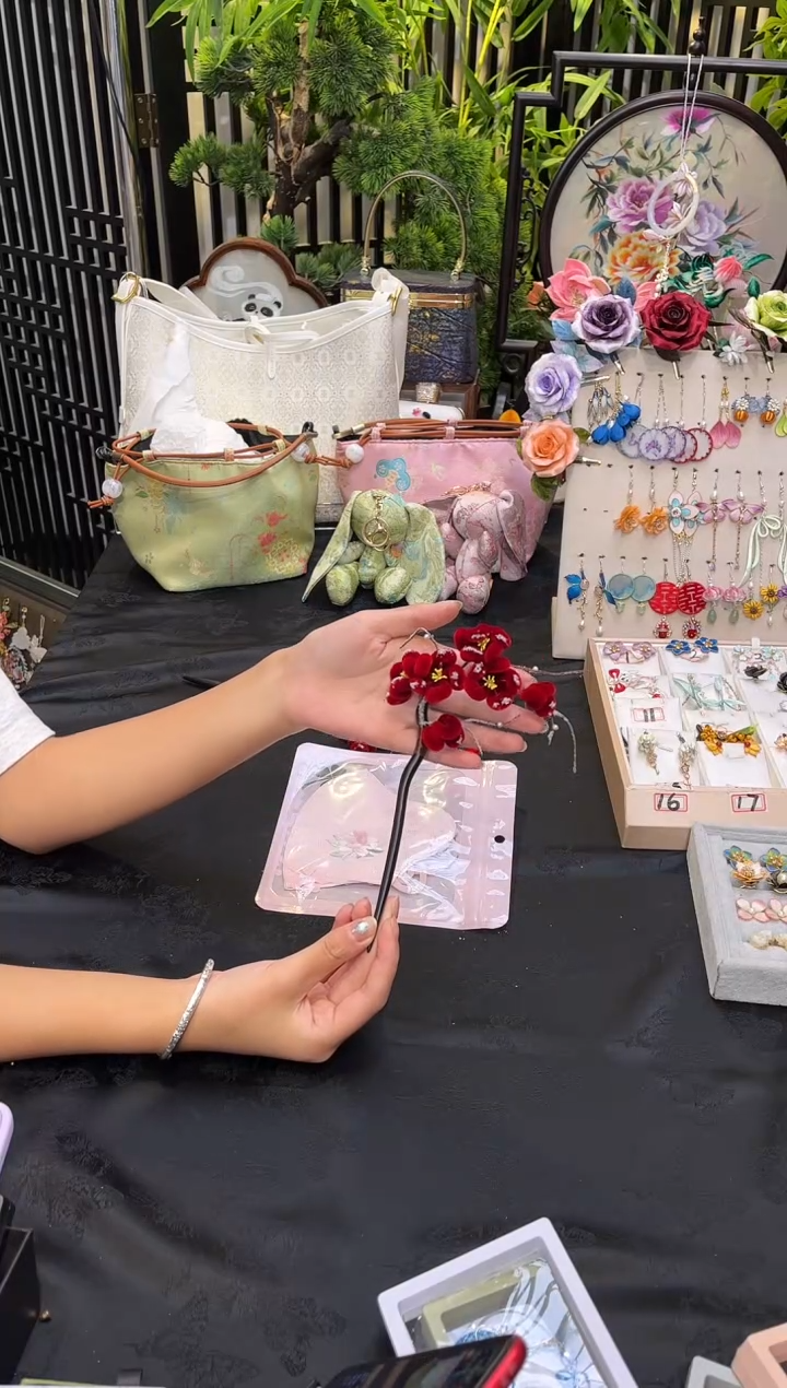 织绣一****?非遗绒花手工饰品