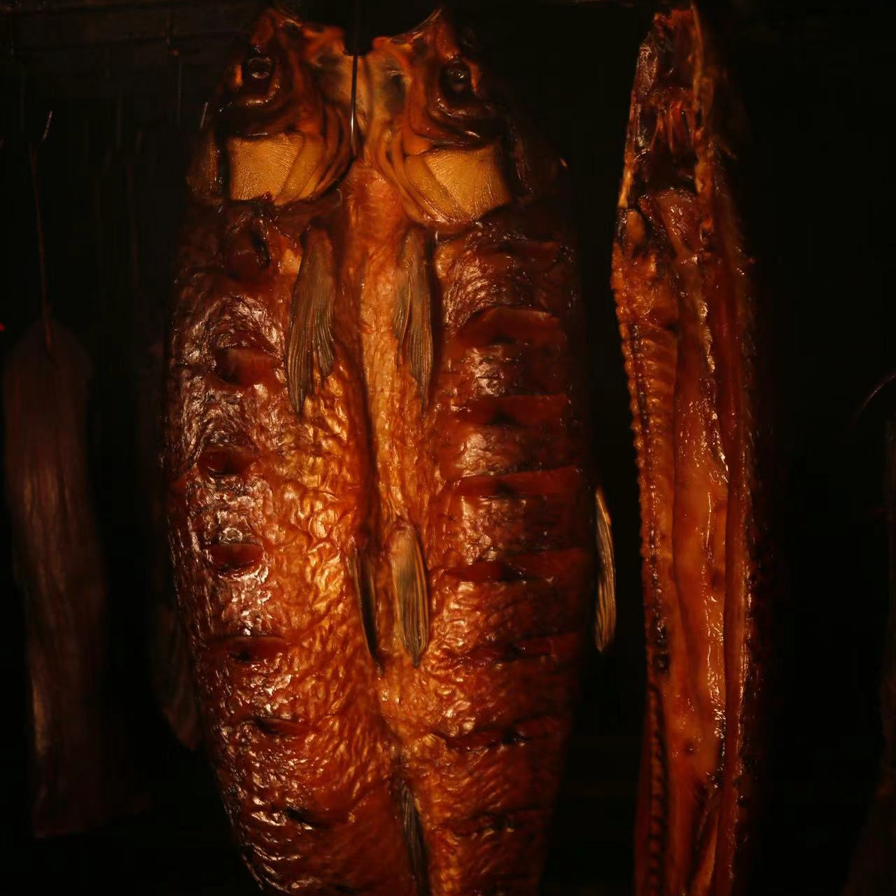 安化农家柴火烟熏腊鱼冷烟熏制